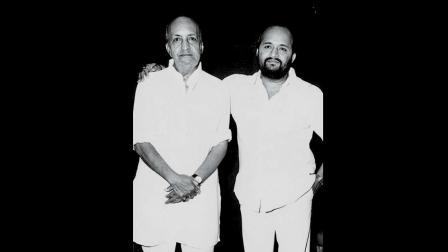 પિતા અનજાન સાથે સમીર.