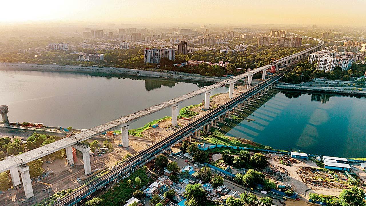 મુંબઈ–અમદાવાદ વચ્ચેની બુલેટ ટ્રેનના પ્રોજેક્ટમાં અમદાવાદમાં સાબરમતી નદી પર ૧૨ માળના બિલ્ડિંગ જેટલો ઊંચો બ્રિજ બન્યો છે
