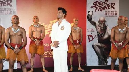 વિદ્યુત જામવાલ `ધલસિમ`ના કૉસપ્લેયર્સ સાથે