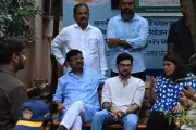 તસવીરોમાં: તુષાર ગાંધીની અટકાયત બાદ અંધેરીમાં કૉંગ્રેસના કાર્યકરો એકઠા થયા