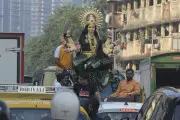નવરાત્રિ પહેલાં મા દુર્ગાની મૂર્તિને જોગેશ્વરીના પંડાલમાં લઈ જતી શોભાયાત્રા 10 ઑક્ટોબર, 2026ના રોજ વરલીમાંથી પસાર થઈ હતી.