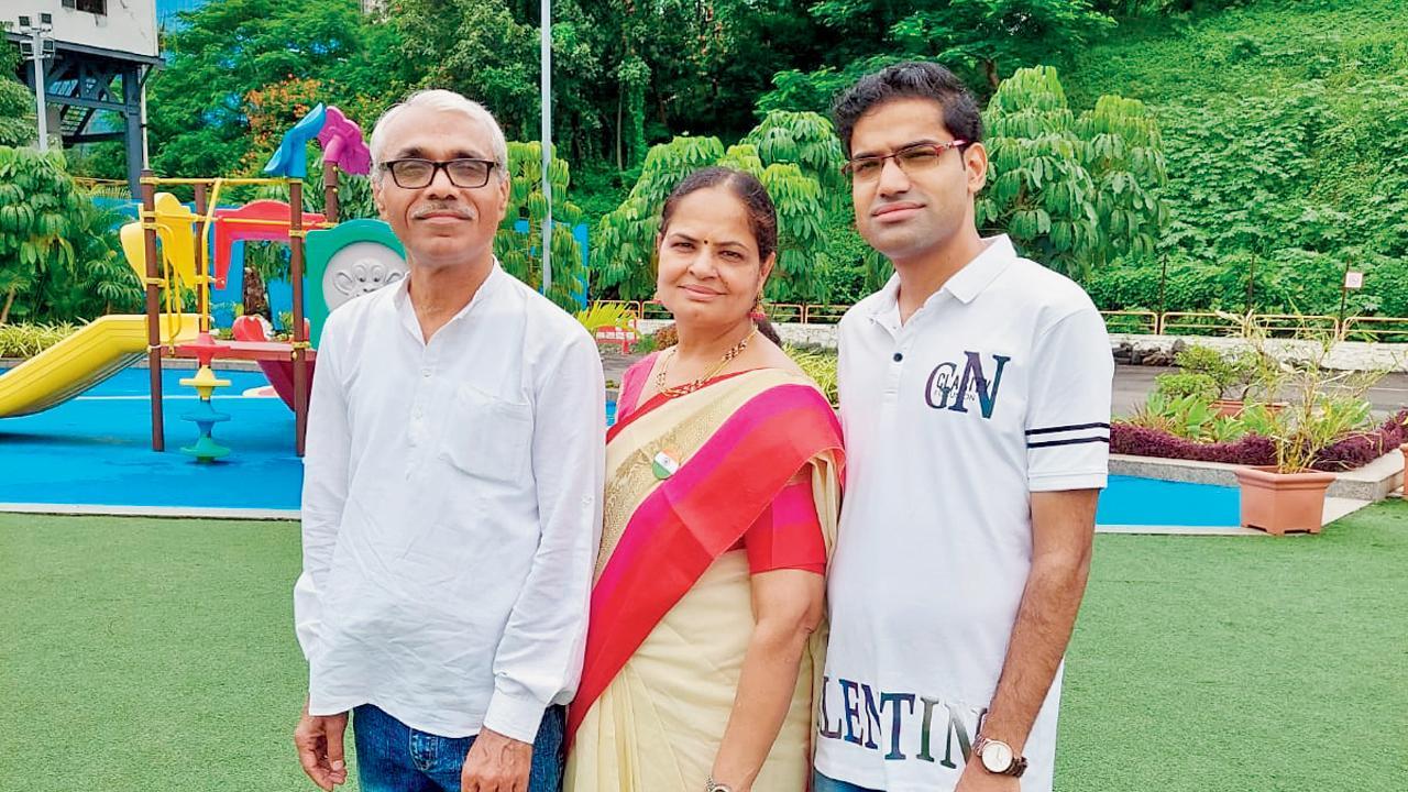 ૩૨ વર્ષના આદિત્ય રાજાવત માતા-પિતા સાથે