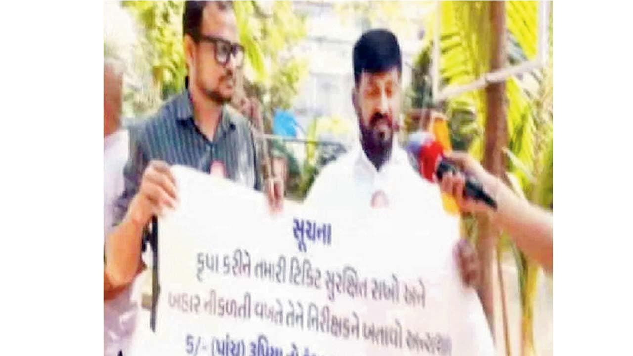 બોરીવલીના સ્વાતંયવીર સાવરકર ગાર્ડનમાં ગુજરાતી ભાષાનાં પોસ્ટરો ફાડતાં MNSના કાર્યકરો.
