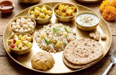 ગરબા  રમવા જતાં પહેલાં જમીને જવું.