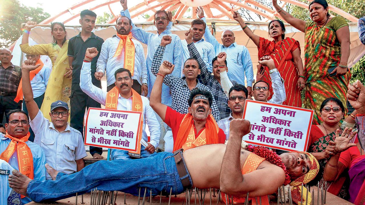 ભોપાલમાં ૧૦૦૦ શિક્ષકો બેઠા ધરણાં પર