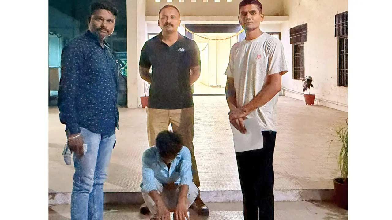 પોલીસની ટીમે આરોપી અજય કુમારને પકડીને કસ્ટડીમાં લીધો હતો.