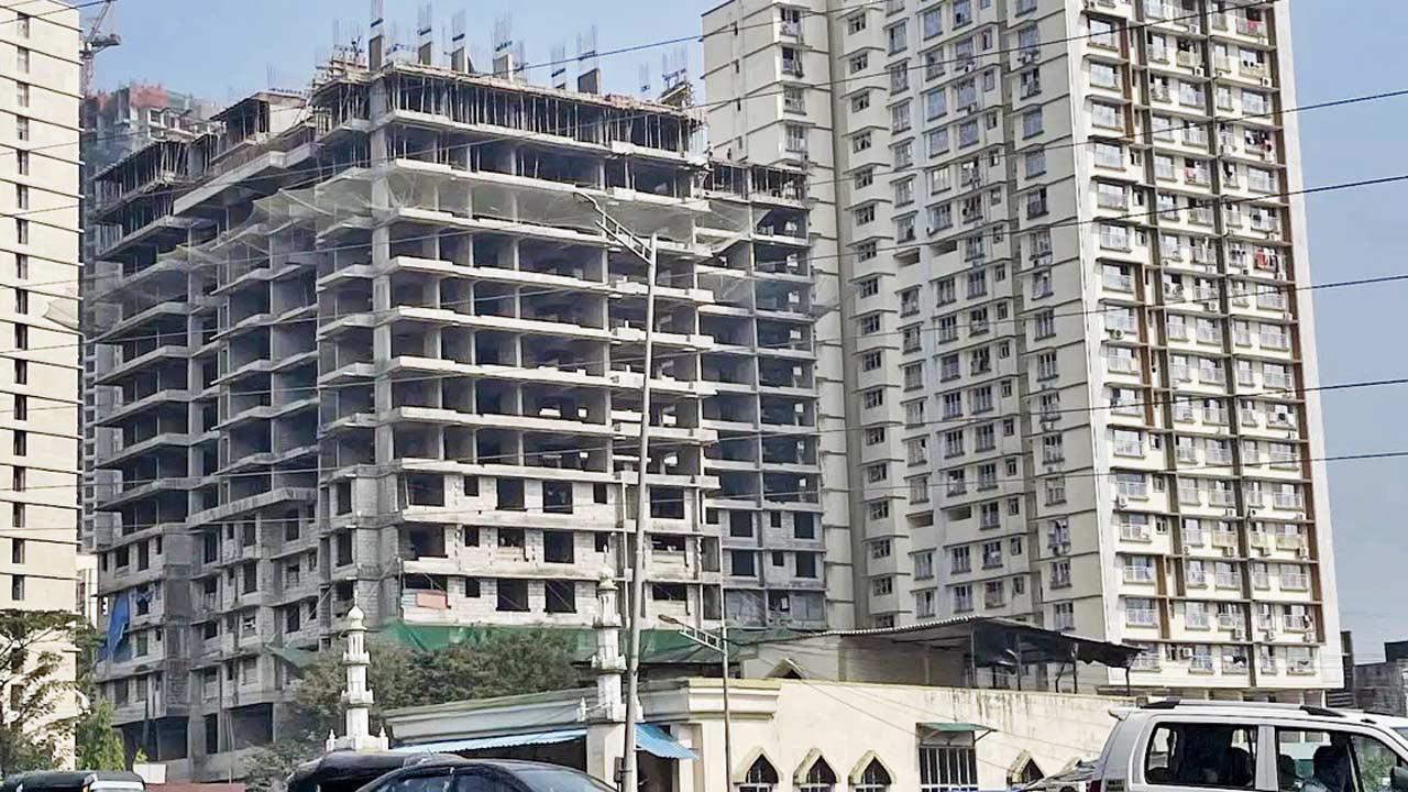 અંધેરી-વેસ્ટના લોખંડવાલામાં એક રીડેવલપમેન્ટનું કામ બંધ કરવાની નોટિસ બૃહન્મુંબઈ મ્યુનિસિપલ કૉર્પોરેશન (BMC)એ ઇશ્યુ કરી છે