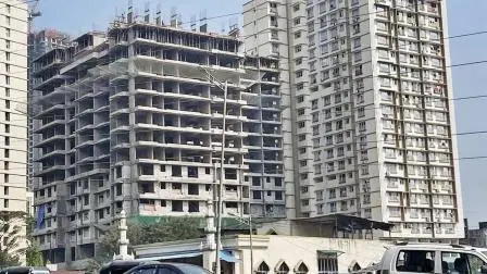 અંધેરી-વેસ્ટના લોખંડવાલામાં એક રીડેવલપમેન્ટનું કામ બંધ કરવાની નોટિસ બૃહન્મુંબઈ મ્યુનિસિપલ કૉર્પોરેશન (BMC)એ ઇશ્યુ કરી છે