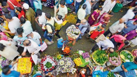 દાદરની ફૂલ-માર્કેટમાં ખરીદી માટે મુંબઈગરાઓ મોટી સંખ્યામાં પહોંચી ગયા હતા. તસવીર: આશિષ રાજે