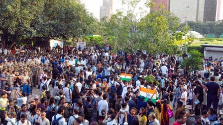 અભિજિત દીપકે અને નેહા બોરાને તો પહોંચવા જ ન દેવાયાં