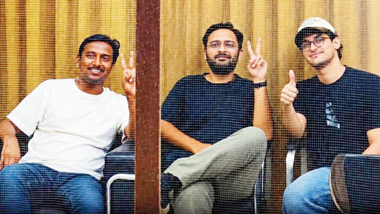 પોલીસની અટકાયતમાં (ડાબેથી) અજિંક્ય શિંદે, આશુતોષ રાંકા, સૌરવ દાસ.