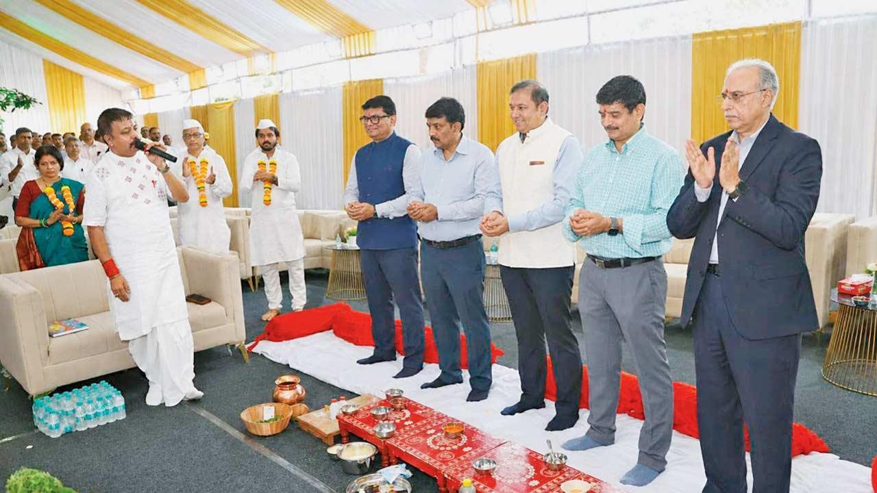 ગઈ કાલે માટુંગા રેલવે લૅન્ડ પર અદાણી એન્ટરપ્રાઇઝિસ લિમિટેડના ડિરેક્ટર પ્રણવ અદાણી (ડાબેથી ત્રીજા)ની ઉપસ્થિતિમાં ભૂમિપૂજન થયું હતું.