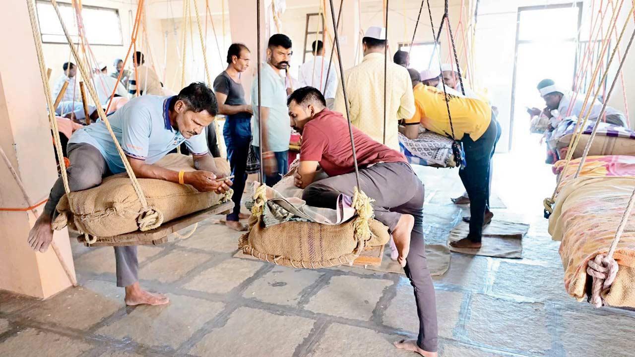 એક પગ જમીનને અડીને રહે એ રીતે હીંચકા પર પોરો ખાતા નવસકરી. 