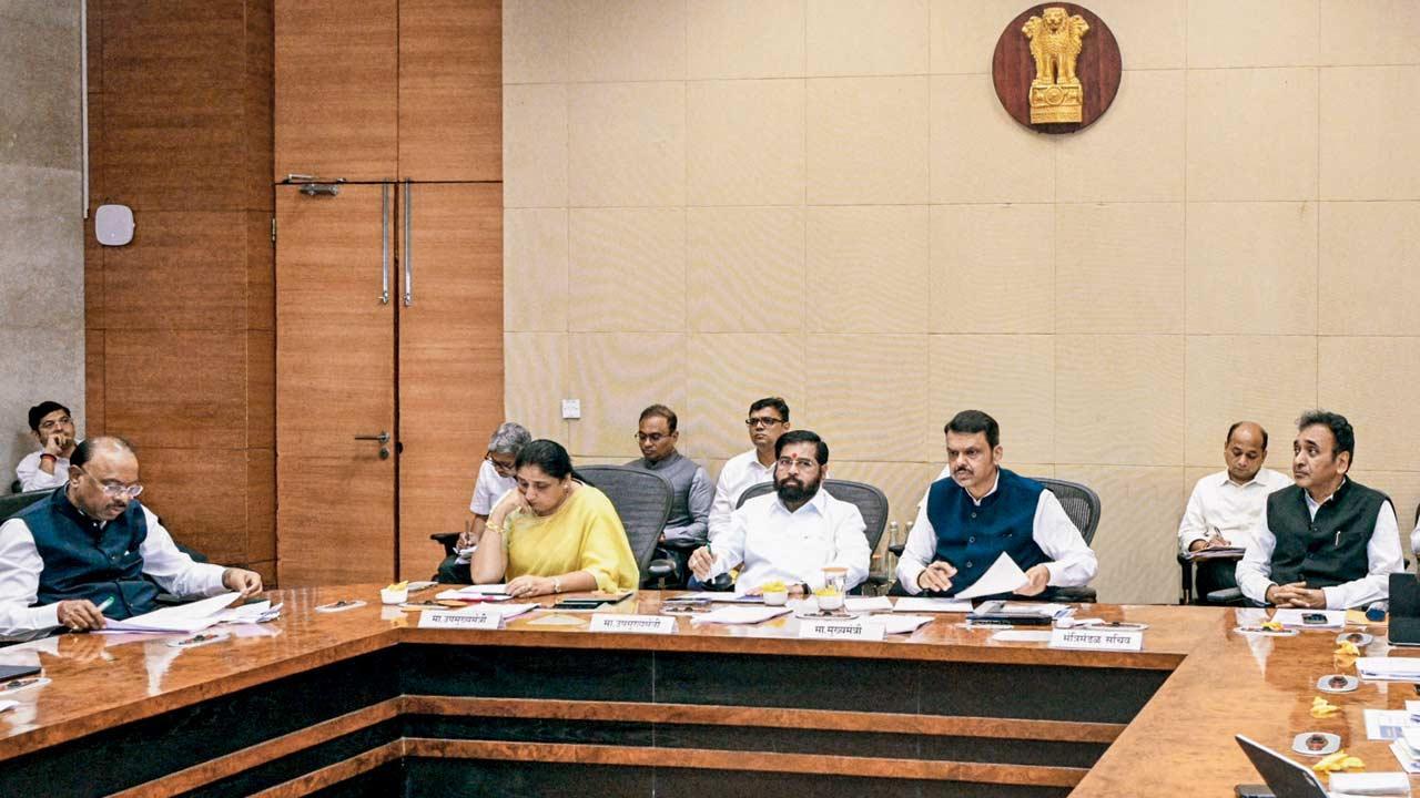 ગઈ કાલે મળેલી કૅ‌બિનેટની મી‌ટિંગ.