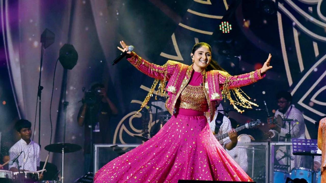 ગઈ કાલે કોરા કેન્દ્ર ગ્રાઉન્ડ નંબર ચારમાં ગીતા રબારીએ સૂરસંગીતની જમાવટ કરી હતી. તસવીરો : સતેજ શિંદે