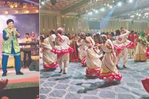 ગઈ કાલે બીજા નોરતે જિયો વર્લ્ડ કન્વેન્શન સેન્ટરમાં ફાલ્ગુની પાઠકના તાલે રમતા વાઇટ થીમનું ડ્રેસિંગ કરીને આવેલા ખેલૈયા.