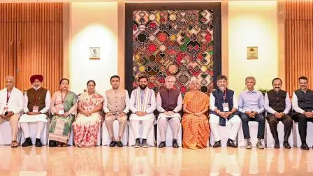 ગઈ કાલે દિલ્હીમાં યોજાયેલી GST કાઉન્સિલની મીટિંગમાં રાજ્યોના મુખ્ય પ્રધાનો, નાયબ મુખ્ય પ્રધાનો, નાણાપ્રધાનો તથા સિનિયર અધિકારીઓ સાથે કેન્દ્રીય ફાઇનૅન્સ મિનિસ્ટર નિર્મલા સીતારમણ.
