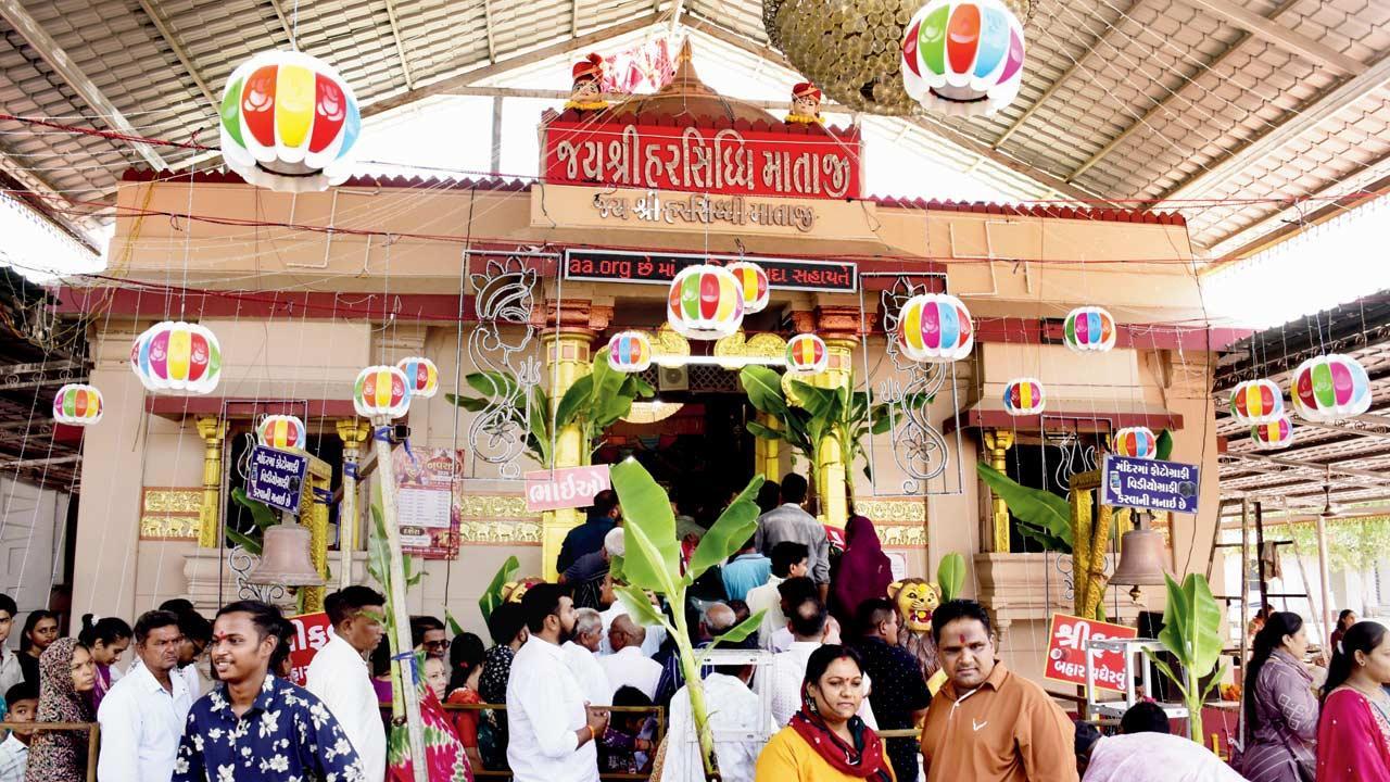 હરસિદ્ધિ માતાજીના મંદિરે દર્શન કરવા આવેલા માઈભક્તો. 