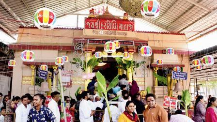 હરસિદ્ધિ માતાજીના મંદિરે દર્શન કરવા આવેલા માઈભક્તો. 