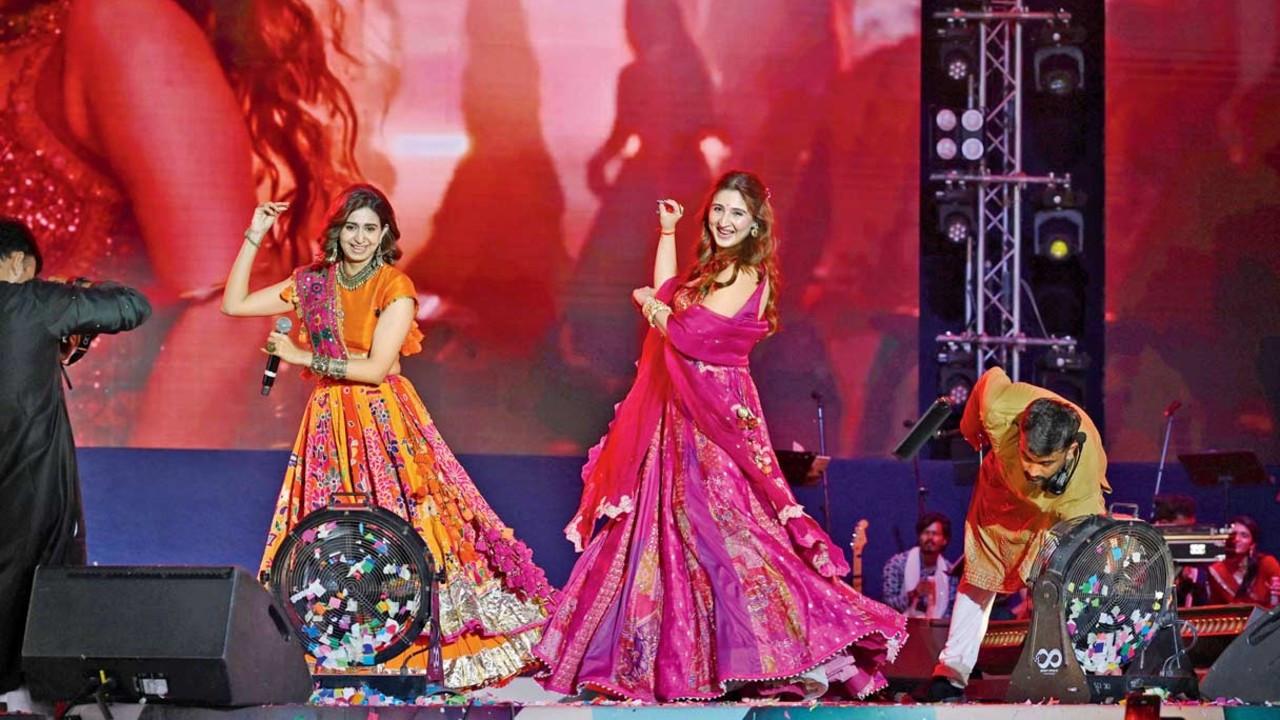 ગઈ કાલે બોરીવલીના કોરા કેન્દ્ર ગ્રાઉન્ડ નંબર વનમાં કિંજલ દવે સાથે ધ્વનિ ભાનુશાલી પણ જોડાઈ હતી. તસવીરો : સતેજ શિંદે