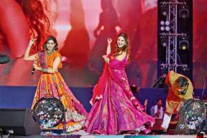 ગઈ કાલે બોરીવલીના કોરા કેન્દ્ર ગ્રાઉન્ડ નંબર વનમાં કિંજલ દવે સાથે ધ્વનિ ભાનુશાલી પણ જોડાઈ હતી. તસવીરો : સતેજ શિંદે