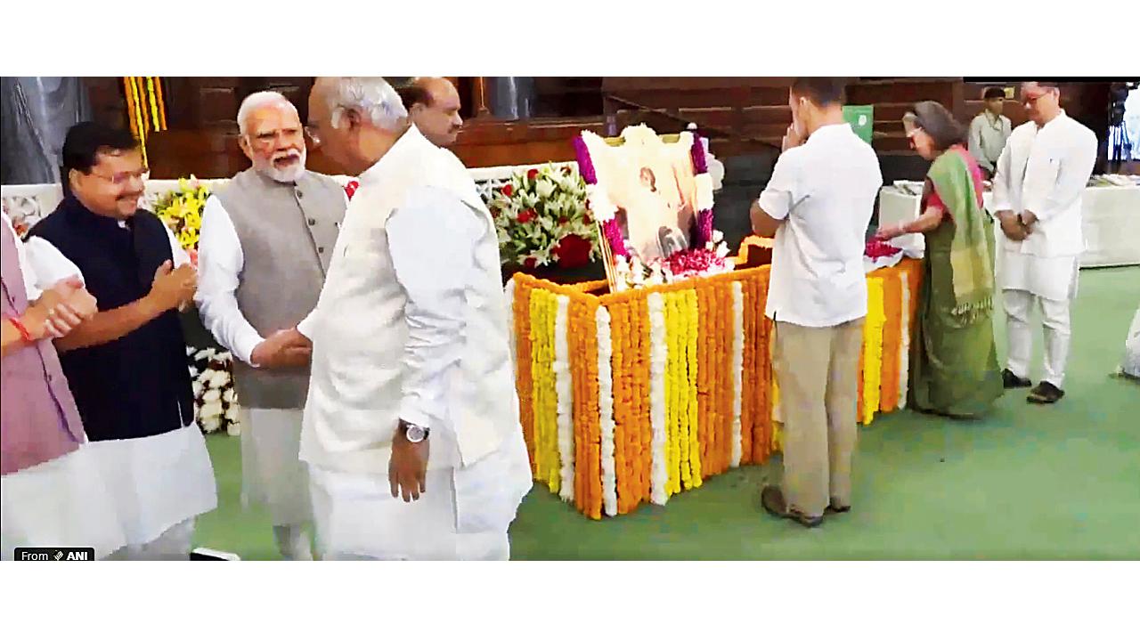 વડા પ્રધાન અને ખડગે વાતચીત કરતા દેખાયા હતા