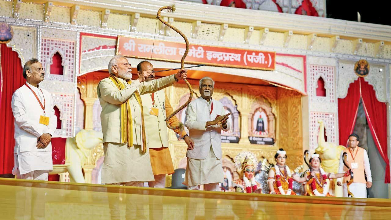  ગઈ કાલે દિલ્હીમાં યોજાયેલી વિજયાદશમીની ઉજવણીમાં રાવણ પર તીર તાકતા નરેન્દ્ર મોદી.