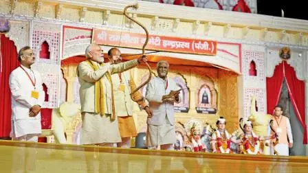  ગઈ કાલે દિલ્હીમાં યોજાયેલી વિજયાદશમીની ઉજવણીમાં રાવણ પર તીર તાકતા નરેન્દ્ર મોદી.