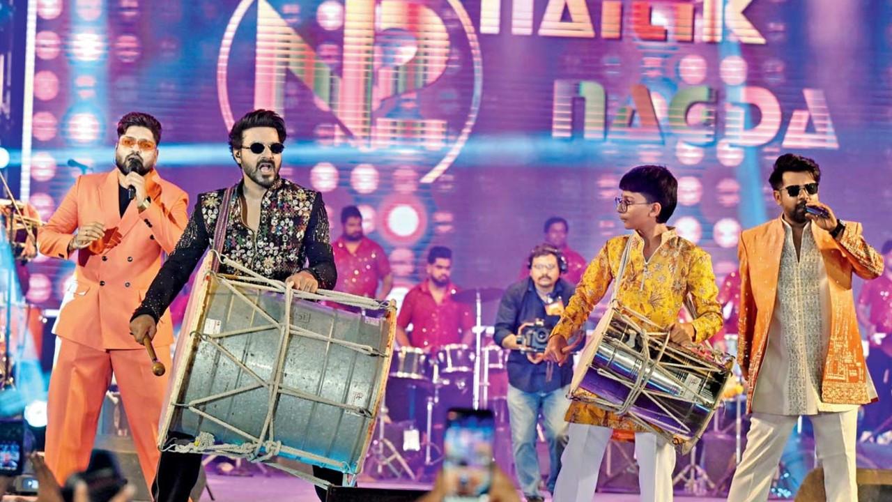ત્રણ વર્ષ બાદ થાણેમાં કમબૅકના પહેલા જ દિવસે નૈતિક નાગડા અને તેની ટીમને ખૈલૈયાઓએ વધાવી લીધાં હતાં. તસવીરો : સતેજ શિંદે