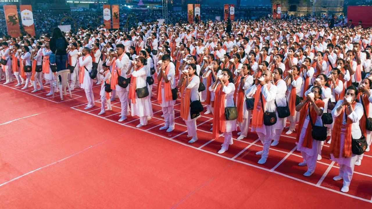 ગિનેસ વર્લ્ડ રેકૉર્ડ્‍સમાં નામ નોંધાવીને વિશ્વમાં ભારતનો ડંકો બજાવનારા નહીં, શંખ ગજાવનારાઓની એક તસવીર. 