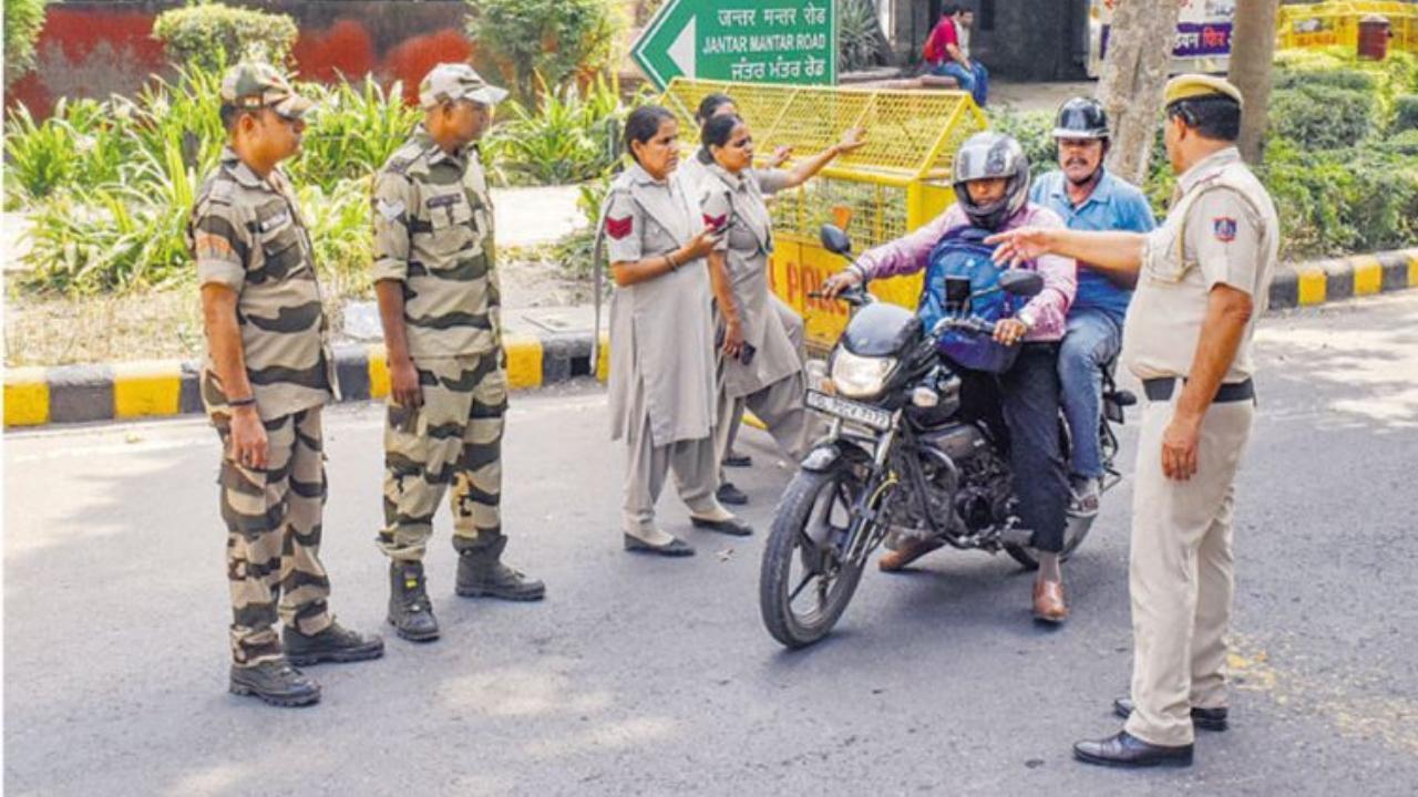 ગઈ કાલે જંતર-મંતર નજીક ચેકિંગ કરતી પોલીસ