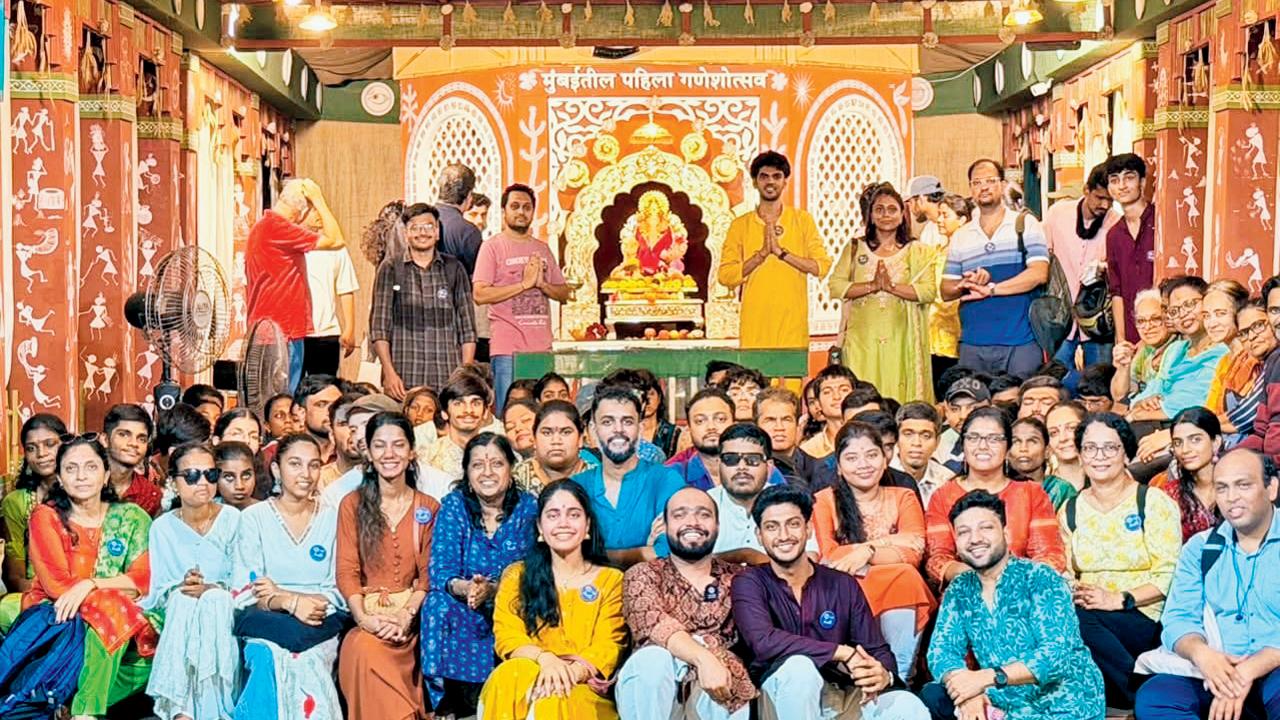 જોઈ ન શકતા લોકો સાથે ગણેશોત્સવ દરમ્યાન પંડાલ હૉપિંગ કરતા ટીમ વિઝન ફાઉન્ડેશનના  સભ્યો.