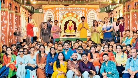 જોઈ ન શકતા લોકો સાથે ગણેશોત્સવ દરમ્યાન પંડાલ હૉપિંગ કરતા ટીમ વિઝન ફાઉન્ડેશનના  સભ્યો.