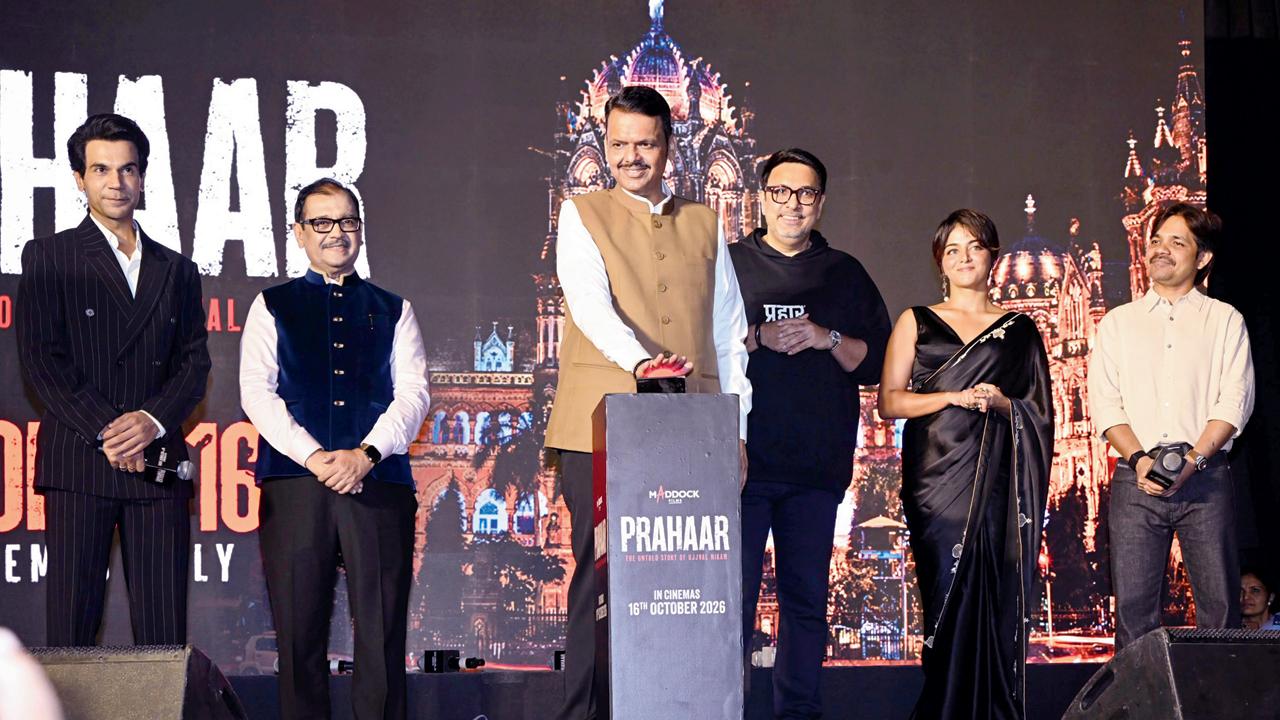 ગઈ કાલે છત્રપતિ શિવાજી મહારાજ ટર્મિનસ પર ફિલ્મનું ટ્રેલર લૉન્ચ કરતા દેવેન્દ્ર ફડણવીસ