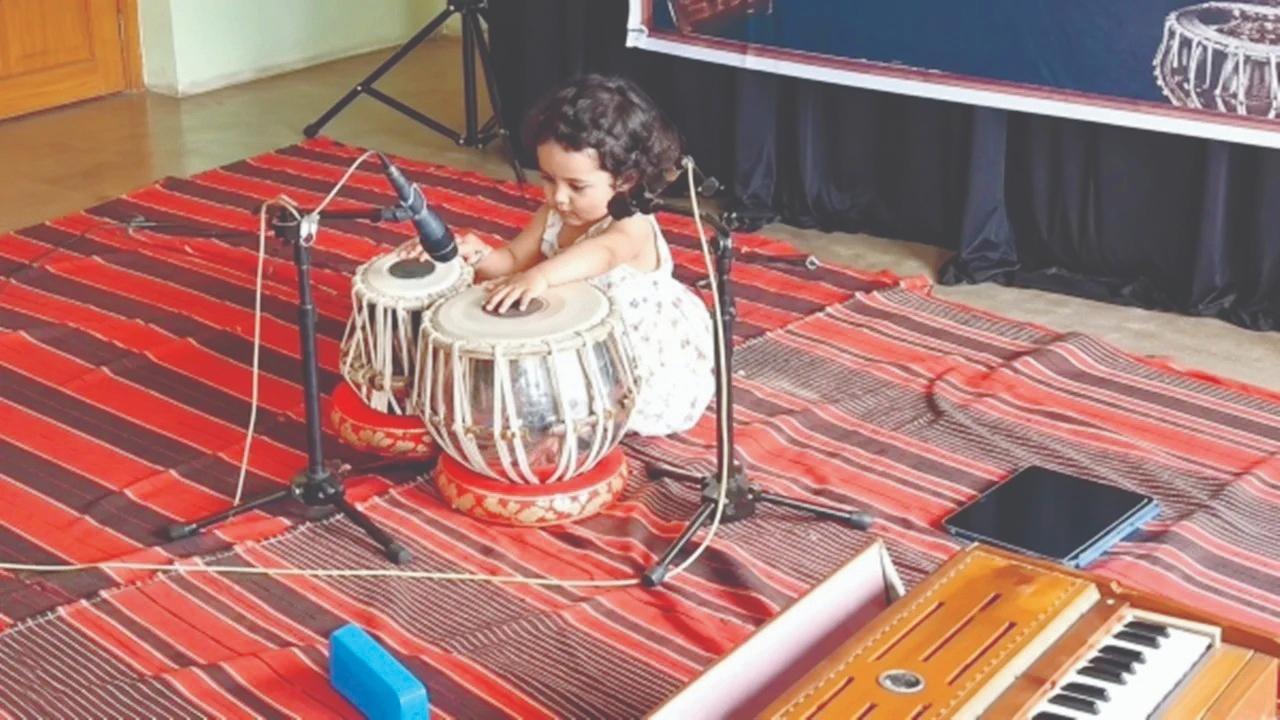 પોણાત્રણ વર્ષની છોકરી તબલાંવાદક