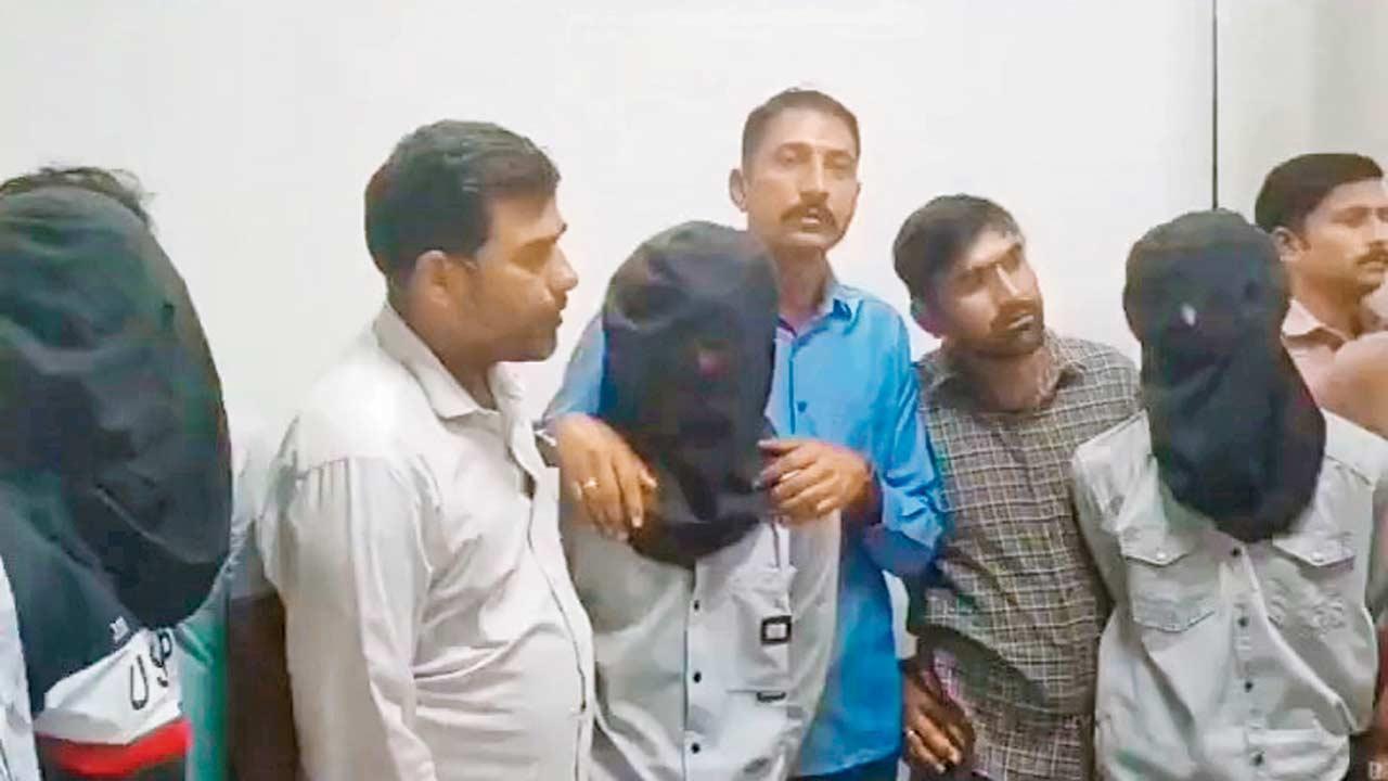 કોટામાં પોલીસના કબજામાં આરોપીઓ.