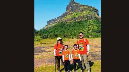 પોતાનાં માતા-પિતા સાથે પ્રેશા અને રેશ્વા કદમ. 