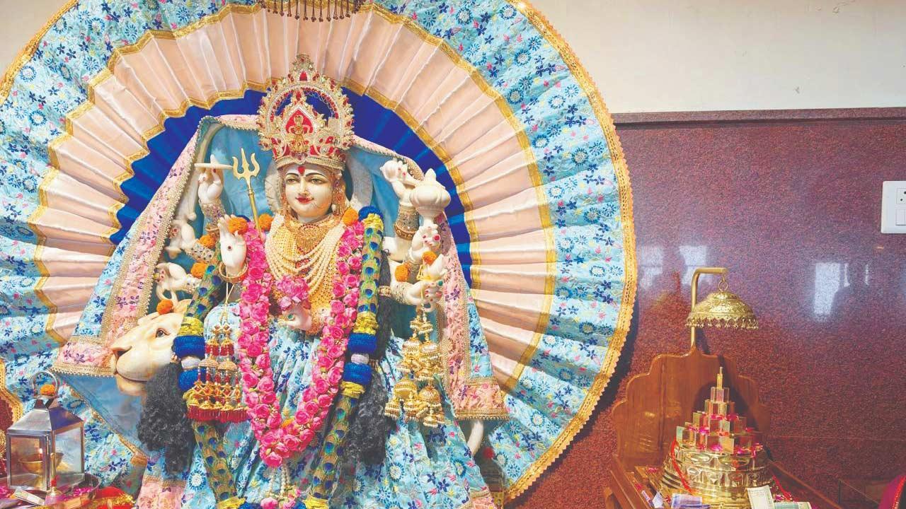 પંચધાતુમાંથી બનેલા શ્રીયંત્રને વૈષ્ણોદેવી ધામમાં અર્પણ કરવામાં આવ્યું હતું.