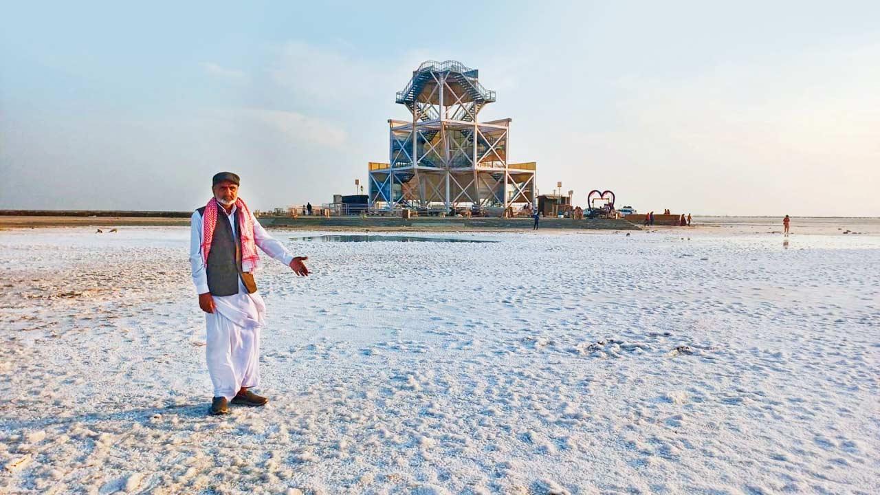 વૉચટાવર પાછળ સફેદ રણ