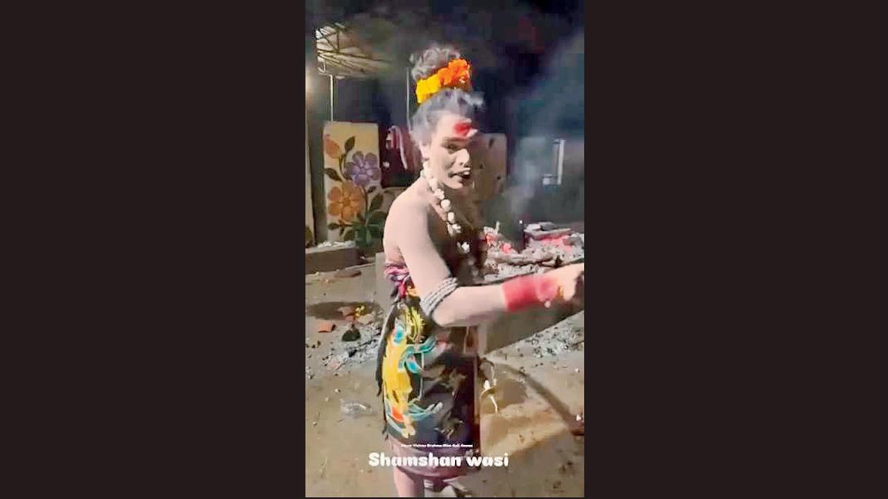 કિન્નર અઘોરીએ સળગતી ચિતામાંથી માંસ કાઢીને ખાધું