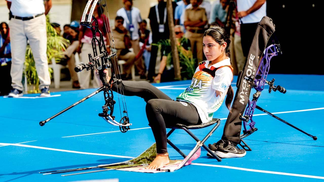 ફાઇનલ મૅચમાં સચોટ નિશાન સાધતી શીતલ દેવી.