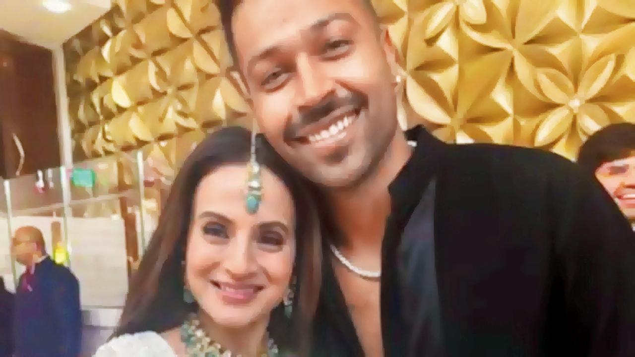અમીષા પટેલ અને હાર્દિક પંડ્યા