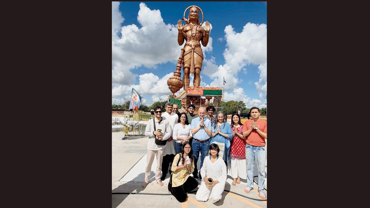 અનુપમ ખેર અને તેમના નવા હિન્દી નાટક ‘જાને પહચાને અન્જાને’ની ટીમ