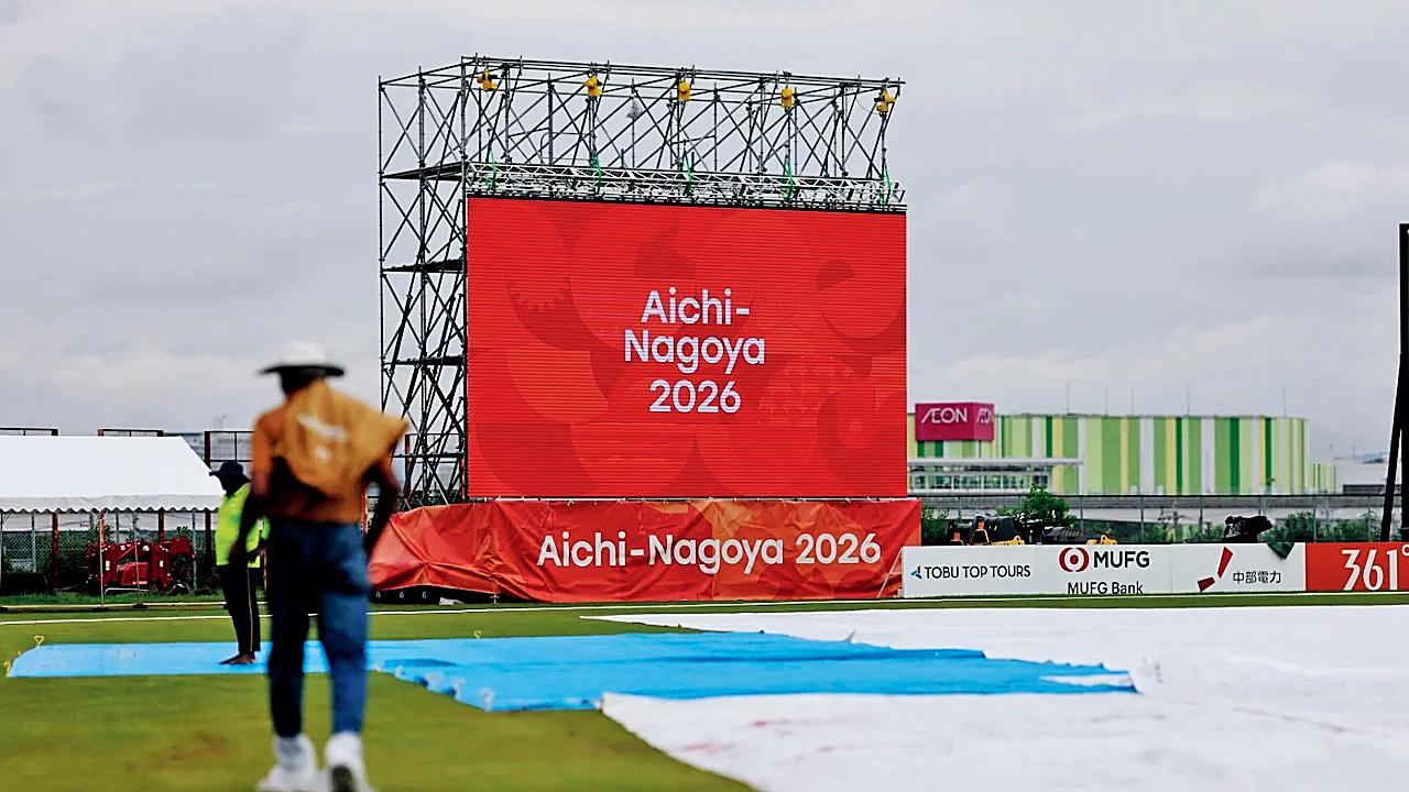 વરસાદને કારણે કોરોગી સ્પોર્ટ્‍સ પાર્કના મેદાન પર કવર લાંબા સમય સુધી રહ્યાં હતાં