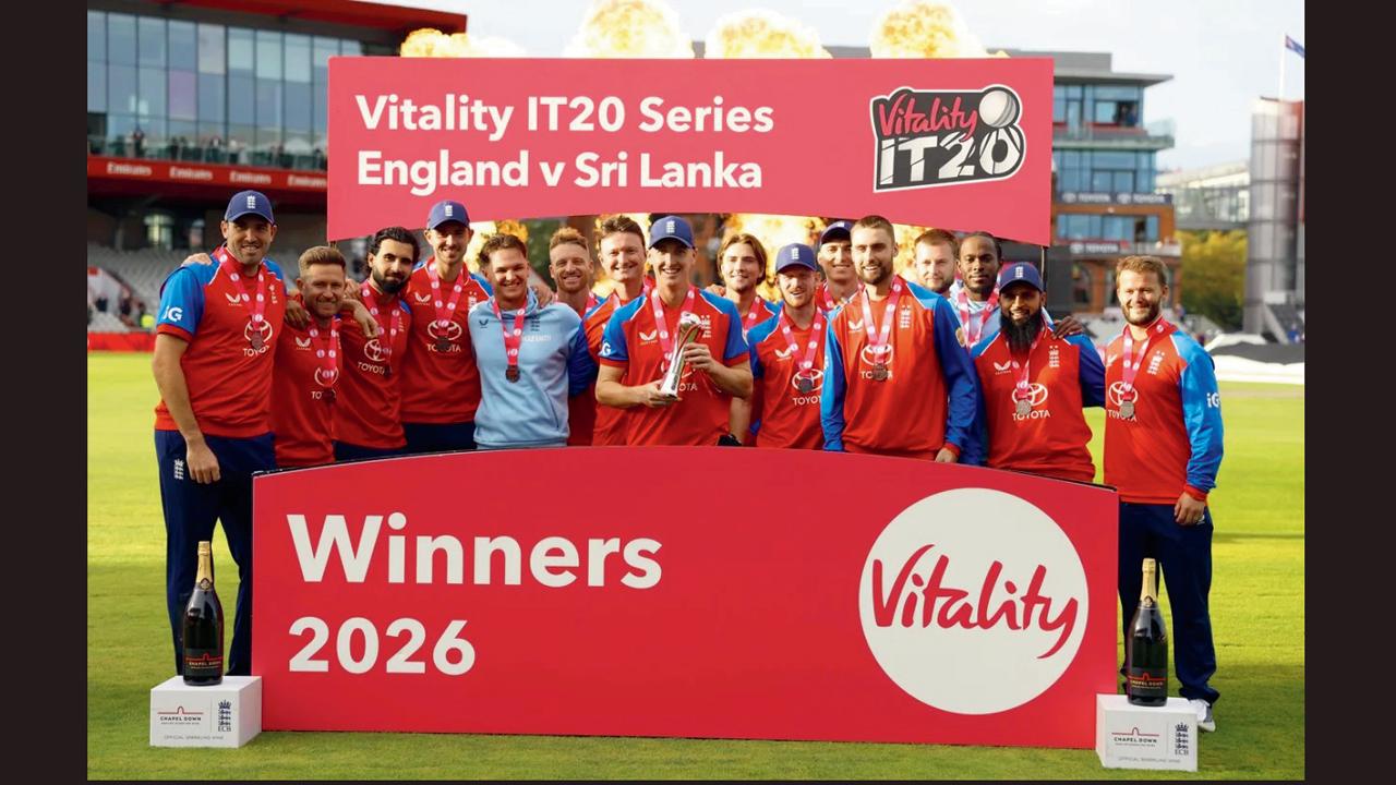 T20 સિરીઝની ટ્રોફી સાથે ઇંગ્લૅન્ડની ટીમ.