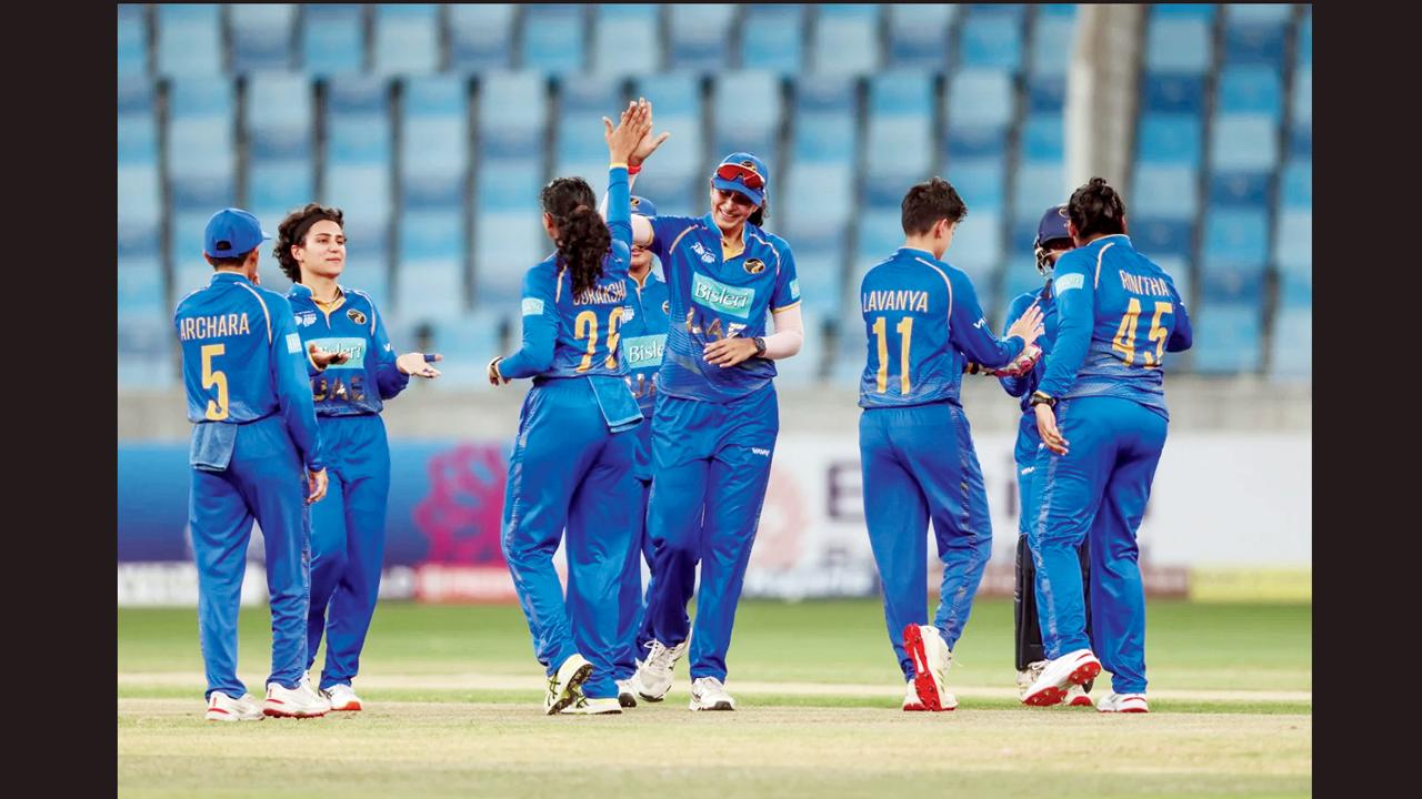 UAEની ભારતીય મૂળની કૅપ્ટન એશા ઓઝા ઑલરાઉન્ડ પ્રદર્શન કરીને પ્લેયર ઑફ ધ મૅચ બની.
