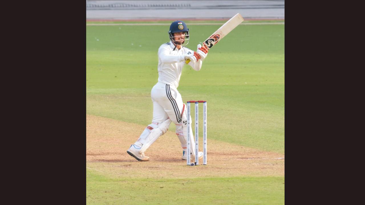 ઈશાન કિશને ફર્સ્ટ ક્લાસ ક્રિકેટમાં દસમી સદી ફટકારીને ૪૦૦૦ રનનું સીમાચિહ્‍ન પણ પાર કર્યું.