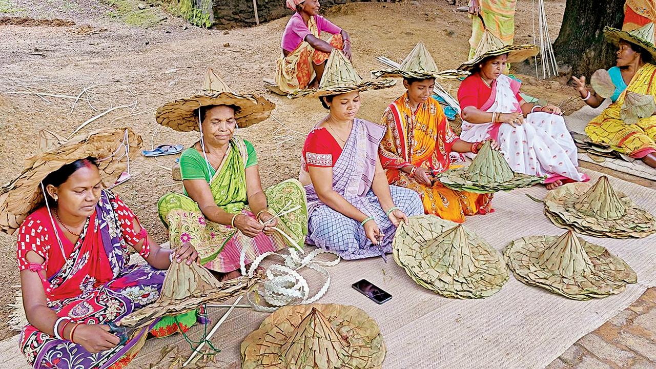 આદિવાસી બહેનો