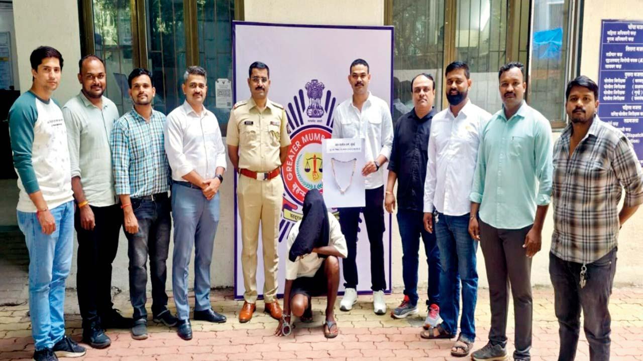 ખાર પોલીસે ધરપકડ કરેલો આરોપી અને રિકવર કરેલો મુદ્દામાલ.
