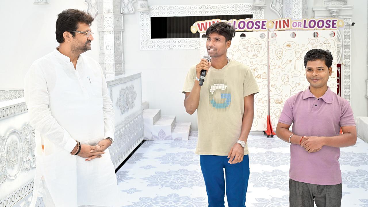 પોલીસ હૉકી ગ્રાઉન્ડમાં પરાગ શાહ સાથે મોહમ્મદ (વચ્ચે) અને બબલુ